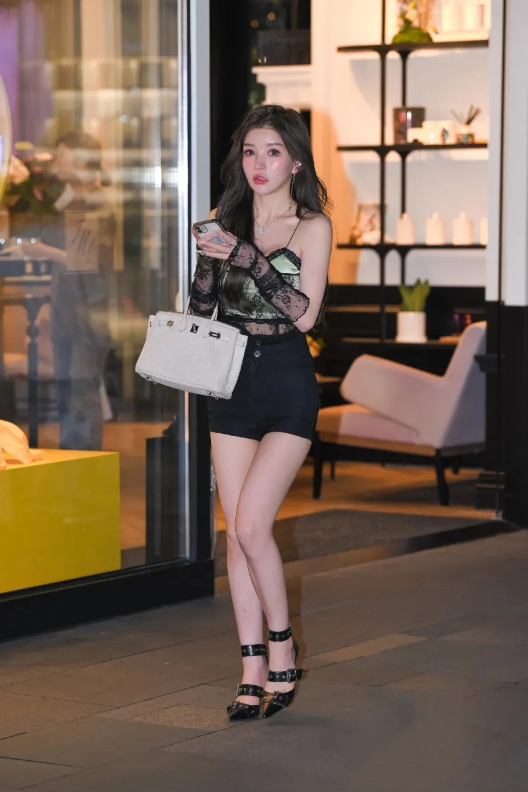 一加科技|夜晚出来很好玩,但是不要低头玩手机