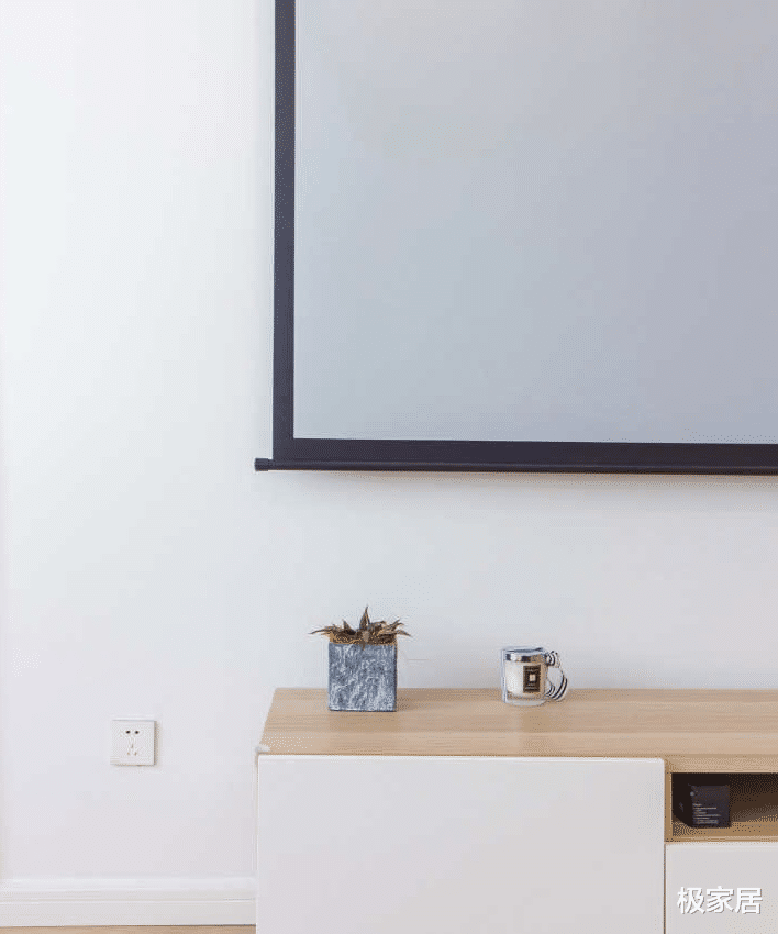 84平的小户型，用极简和纯白装饰空间，满足年轻人的需求