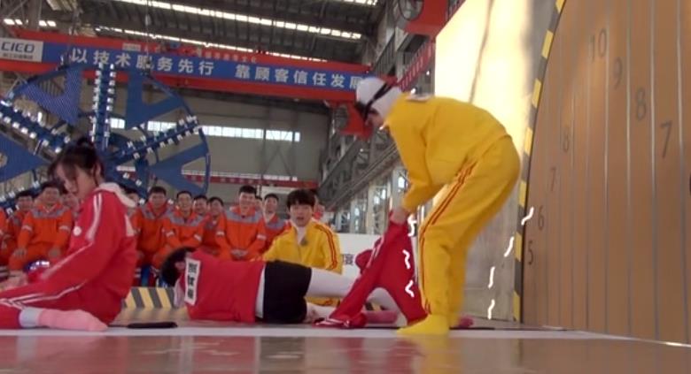 秦霄贤|宋雨琦秦霄贤同台游戏，镜头拉近之后，才知道谁是“女团腿”