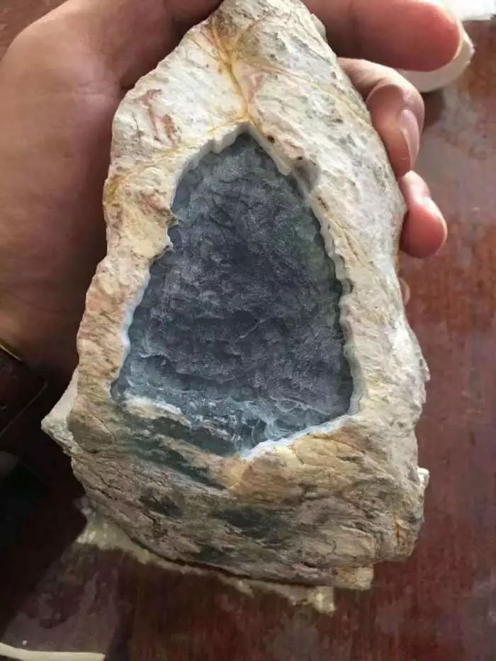 掷铁饼者|老缅意外获得的白皮石头,灯光下还会发光,专家鉴定后称值百万!