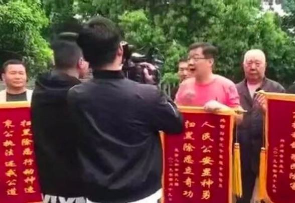 姜昆|71岁姜昆参加颁奖典礼！面色红润打扮朴素，和爱徒大兵互动感情好