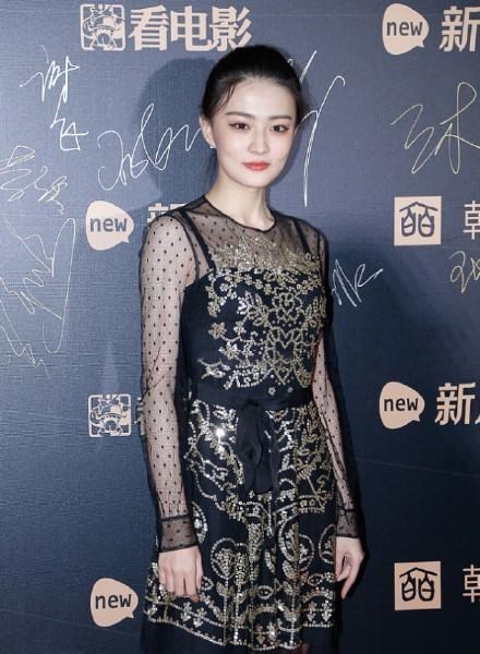 礼服 徐璐穿黑色镂空礼服真飒，身材堪比超模！红唇妆容复古高级