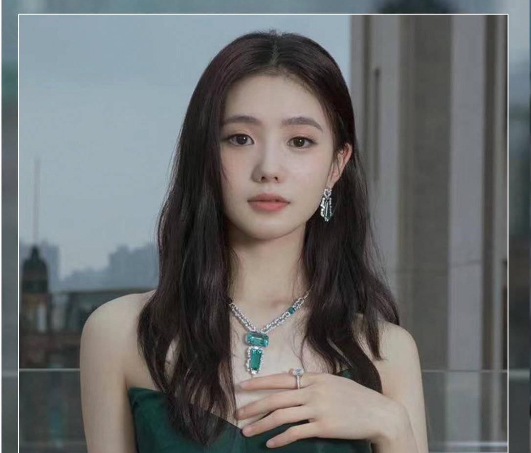 时尚圈的奇葩大喵 52岁的许晴竟把21岁谋女郎比下去？宝石被戴成风油精，气质差太多