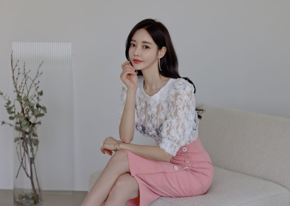 心壹穿搭|女神孙允珠的时尚搭配：粉黛烟花春雨月季波浪微透裙