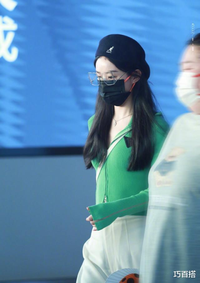 赵丽颖|赵丽颖离婚后更美了！穿“原谅绿色”现身机场，美得清新脱俗