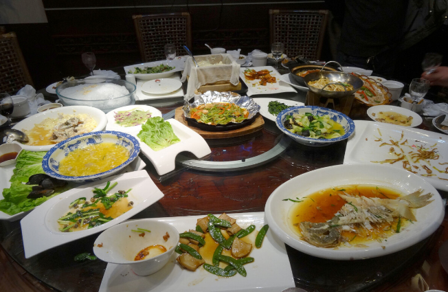 老猫聊职场 公司聚会，员工将剩菜打包，月底发工资时，收到一条短信愣住了