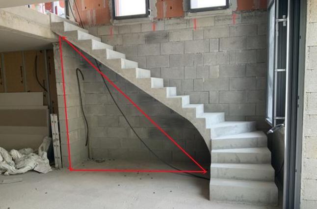 榻榻米|这做法机智，悬空楼梯下贴着装排榻榻米，睡觉、沙发、储物都全了