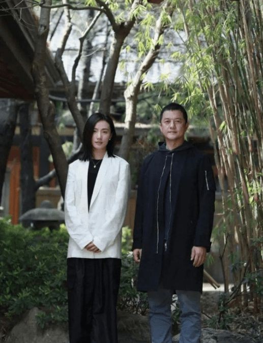 李亚鹏|50岁李亚鹏下厨包饺子，头顶头发略稀疏，穿毛衣不小心露出秋衣边