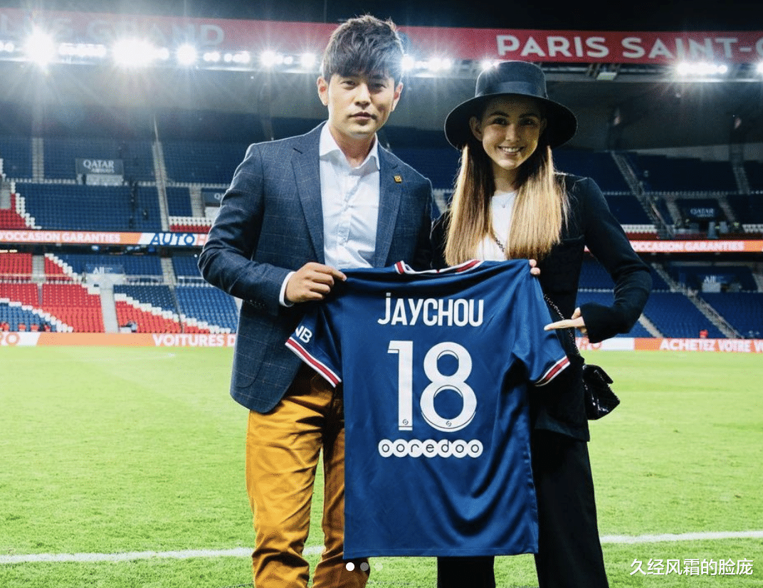 久经风霜的脸庞|周杰伦晒儿女沙滩上玩耍,不愿错过孩子成长,弟弟身高快赶上姐姐