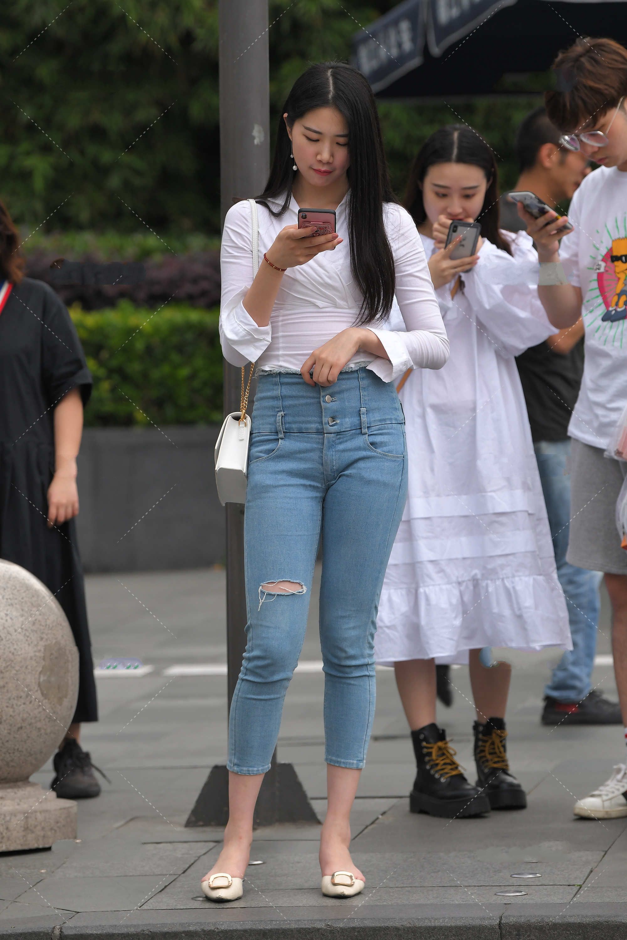 |衬衫搭配牛仔裤，简单大气，再背一款白色的链条包，更显时尚