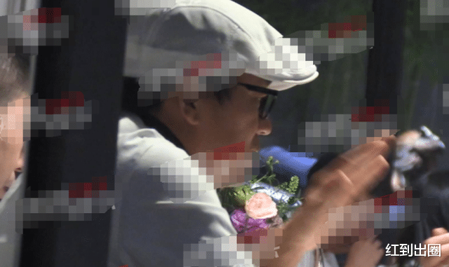 |王宝强带女友喝酒聚餐，冯清低头猛抽电子烟，两人乘车回家疑同居