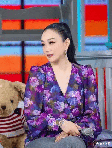 天果时代|钟丽缇这次真穿对了，紫色油画裙优雅大方，与女儿同台不显老