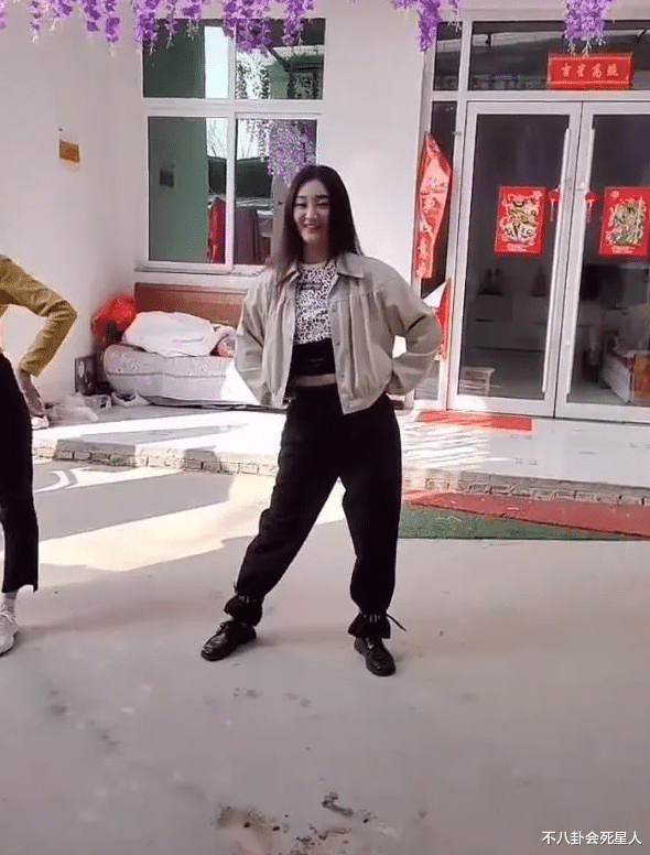 朱之文|又一草根网红爆火，大衣哥急到门口献唱博眼球，儿媳穿露脐装跳舞