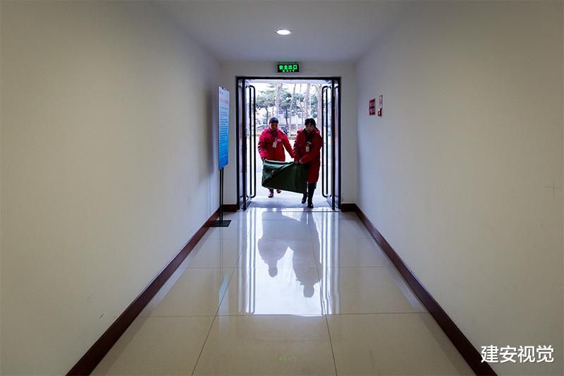 明式家具|北京一家高等学府收藏了40多件明式家具珍品，黄花梨有束腰马蹄足长方杌凳，这名字有点怪