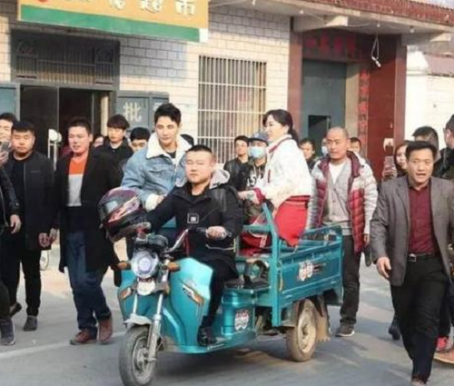 岳云鹏|岳云鹏回老家，把弟弟叫到房间，想让弟弟跟着自己，没想到弟弟却回绝了