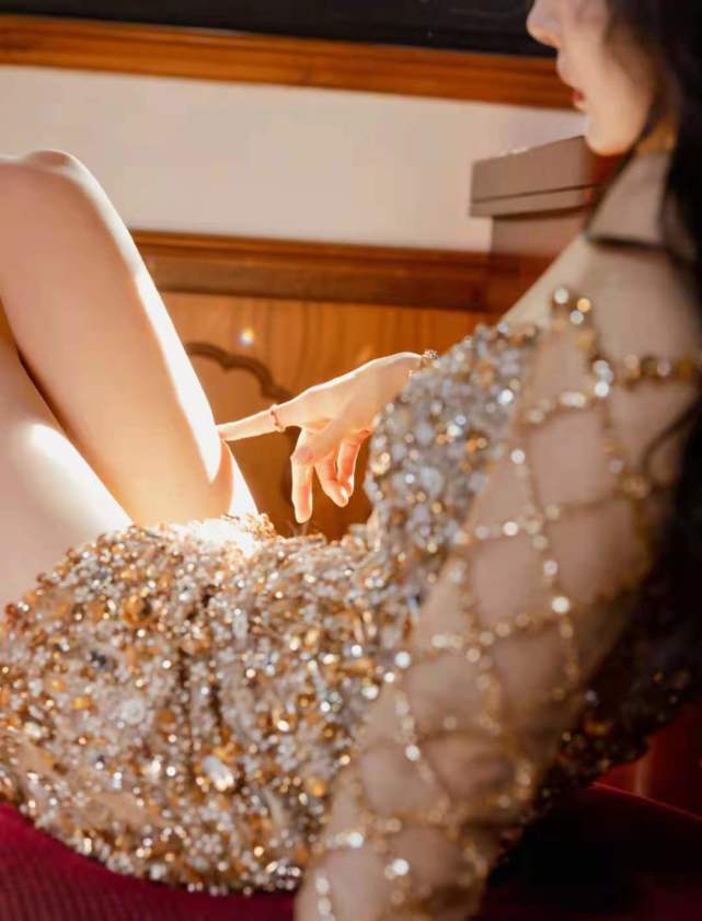 诗妮娜贵妃|杨幂红毯现场变装,先穿黑白拼色裙秀美腿,后化身辣妹秀婀娜多姿好身材