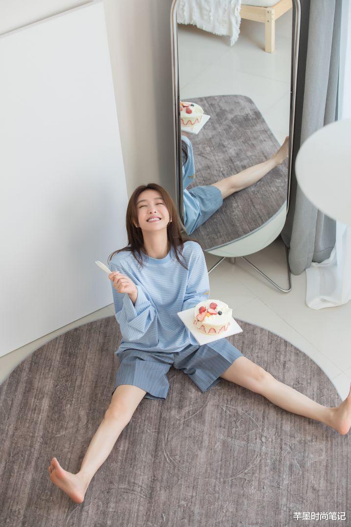 吴亦凡|秦岚光脚“秀蚂蚁腰”，穿搭草莓包臀连衣裙，这身材撩人又浪漫