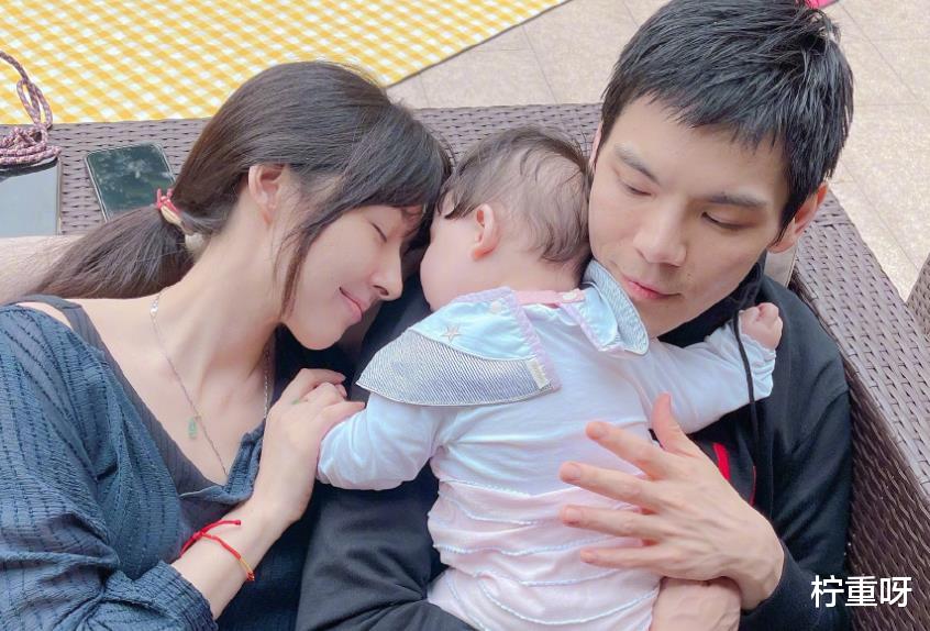 柠重呀|向佐夫妇就餐被偶遇，Cora颜值超高萌翻众人，向佐看女儿满脸宠溺