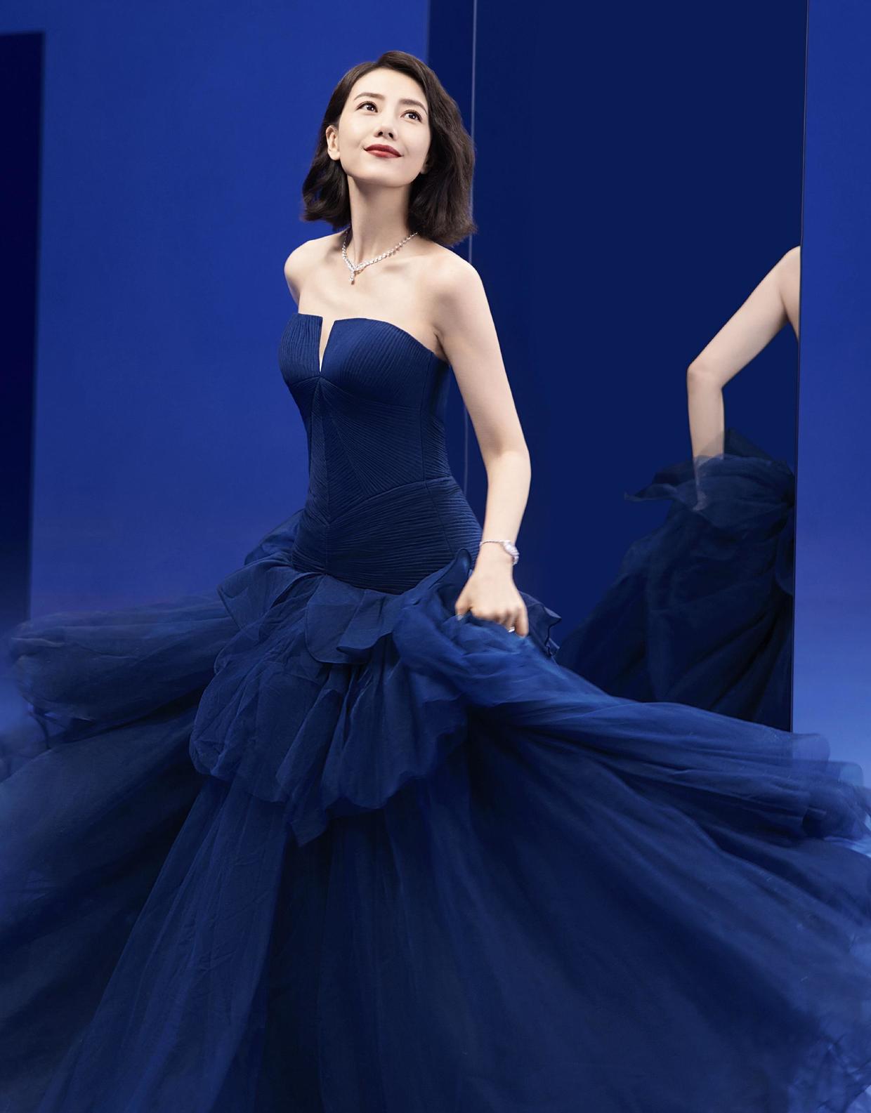 何有强|“国民女神”高圆圆魅力全开，身穿红色连衣裙亮相高贵典雅，真美