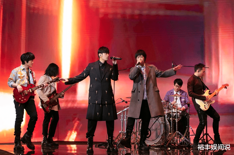 罗志祥|罗志祥跨年夜重回舞台，穿黑色劲装大跳热舞，惹现场10万观众尖叫