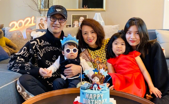 章子怡|章子怡晒全家福为女儿庆生！醒醒心形丸子头好可爱，小儿子脸上肉嘟嘟