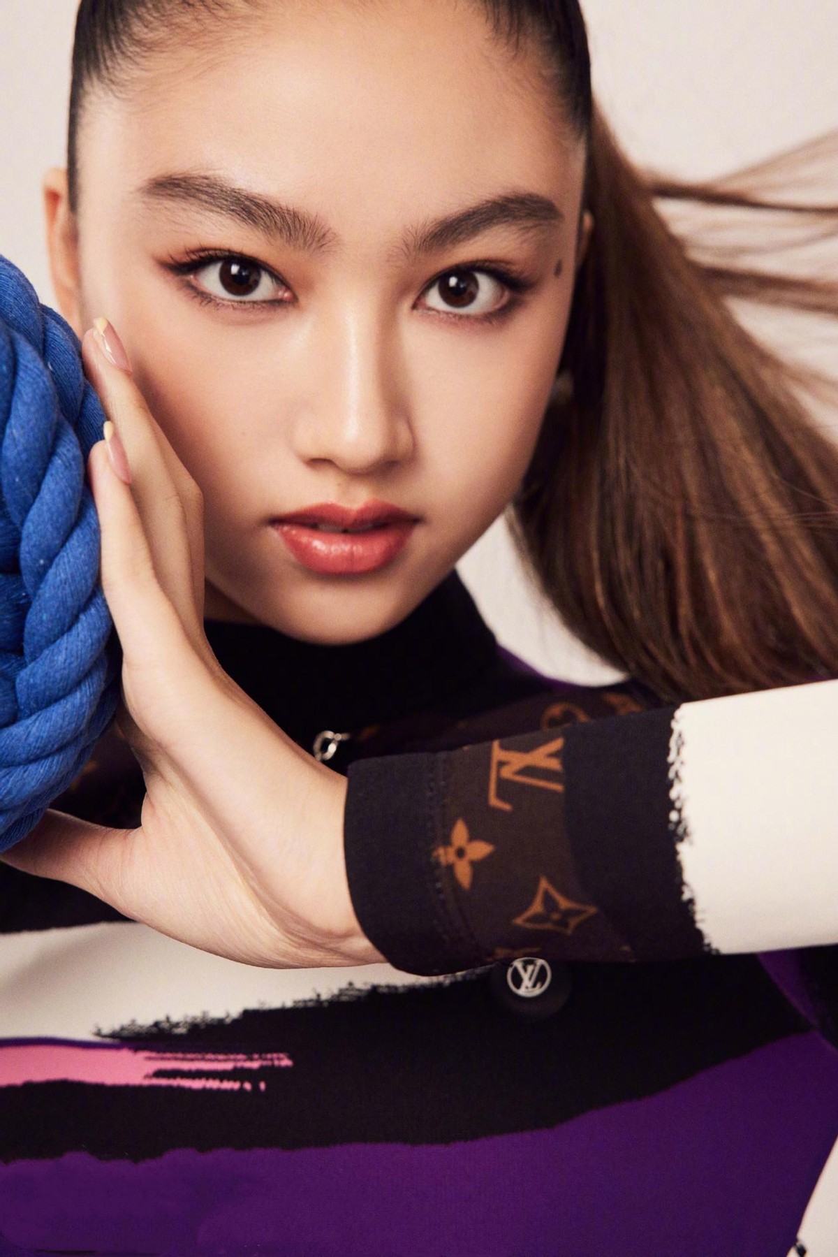 猫姐穿搭经 任达华女儿真长大了，超模般高挑身材也能驾驭少女风，虎父无犬女