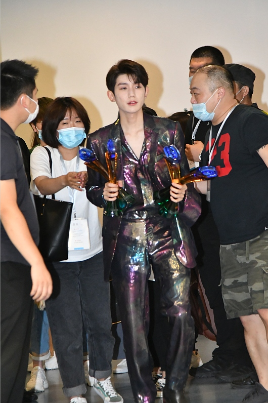 王源|王源小小年纪妆化得倒挺浓，可配“镭射”西装刚好，显得很成熟