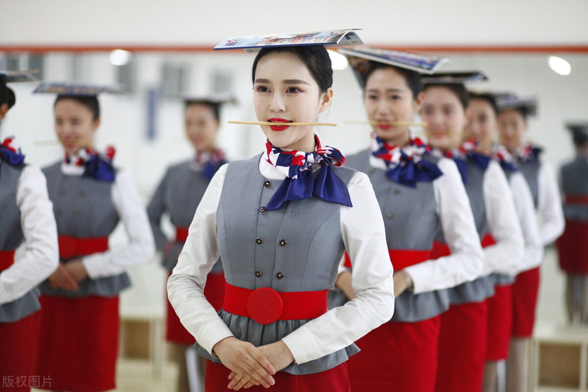 长裙 为什么漂亮的空姐喜欢用红色的口红，原来口红的颜色这么重要