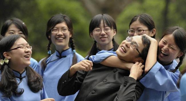 我是妈妈|女学生穿JK拍毕业照，被批“伤风败俗”，学生霸气回应：关你何事