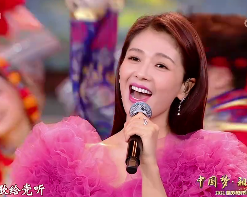 小姐姐|国庆晚会明星造型：刘嘉玲气质优雅，谢霆锋倾情献唱，李宇春干练