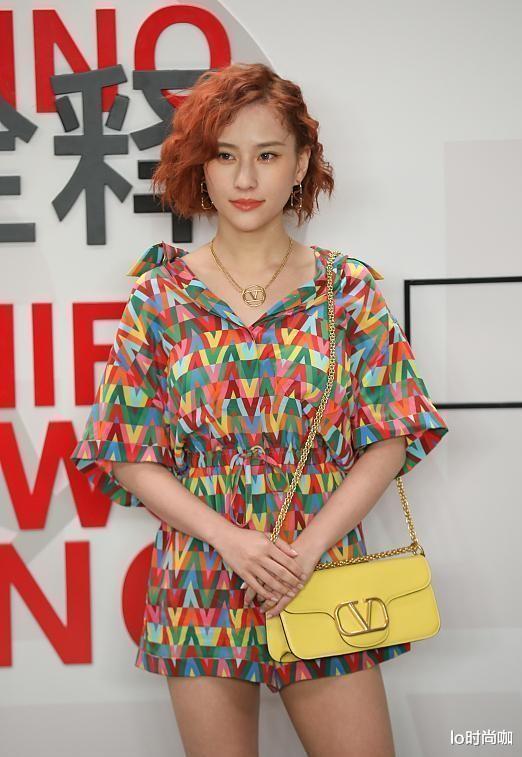 lo时尚咖 谈恋爱的女人就是不一样，“赌王千金”新发型看着挺减龄，有点萌