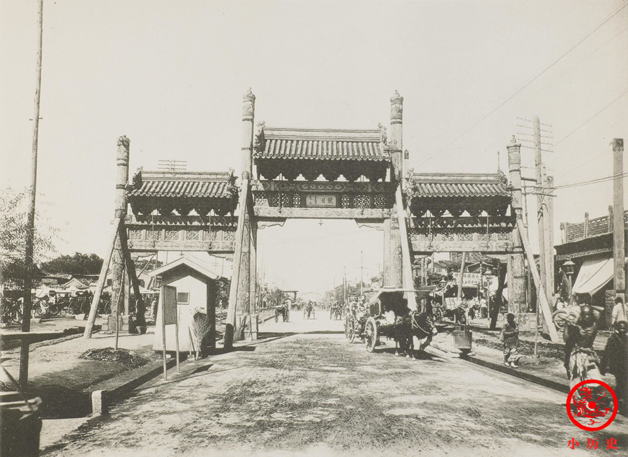 慈禧太后|晚清老照片：戴枷囚徒睡大街，青楼女子在老妈子陪伴下外出应酬