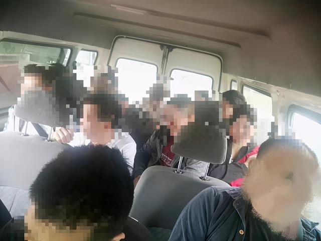 杭州日报 ?交警都吓了跳！高速上，一辆小车居然塞了17个人