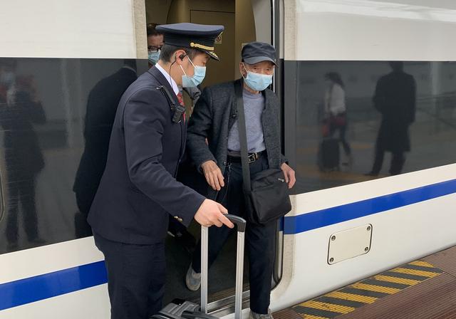 长江日报 老人和儿子走散上错高铁慌了,两车长爱心接力父子团聚