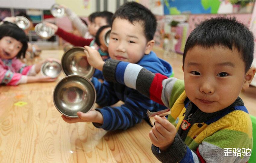歪骆驼|孩子吃素食自助餐，服务员抓起盘中剩食就吃，网友疯狂点赞
