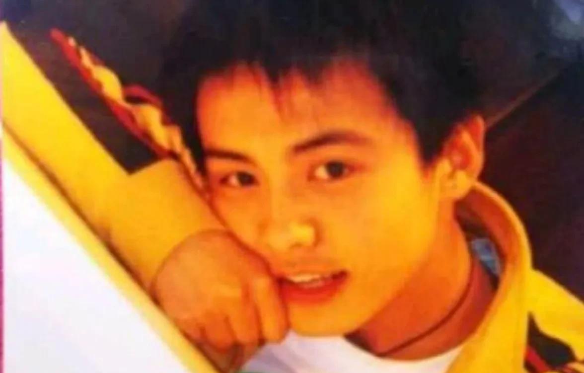 井柏然|幼年被抛弃的7位明星:井柏然靠老人捡废品养大, 舒畅10岁失去亲人