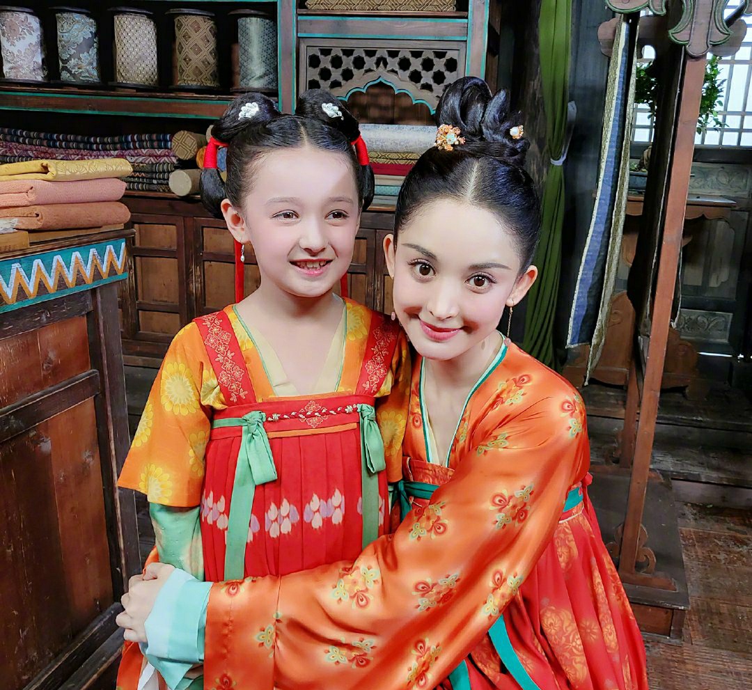 古力娜扎|娜扎和迷你版自己合照，两人仿佛复制粘贴，想必娜扎都生不出这么像的