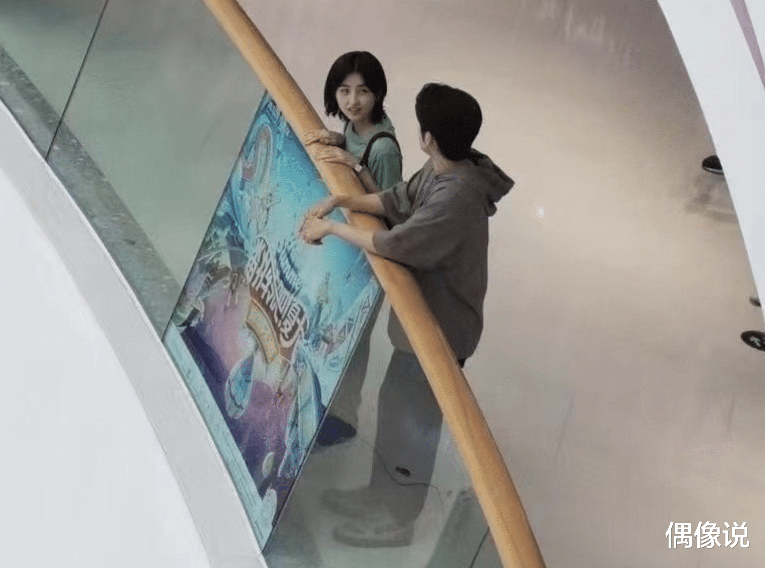 张子枫|张子枫自曝暑假晒黑了！晒近照手和脸肤色差距大，原因曝光太敬业