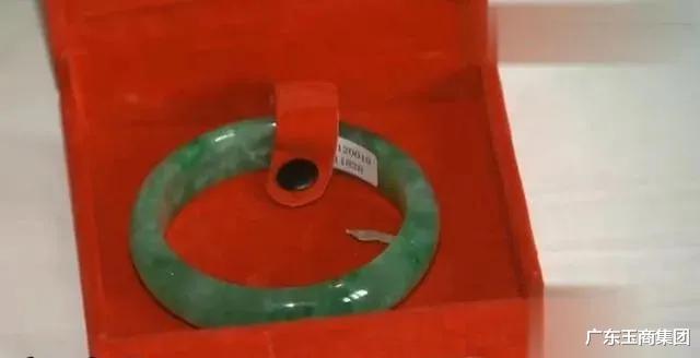 翡翠手镯|网拍5只翡翠手镯送女同学竟全是假货！更奇葩的是……