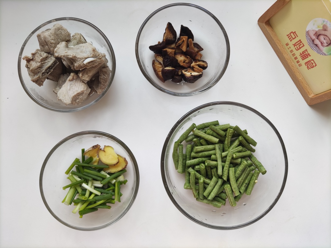 点妈辅食|1岁宝宝吃什么？试试排骨焖饭，大人宝宝一锅出，好吃又省心!