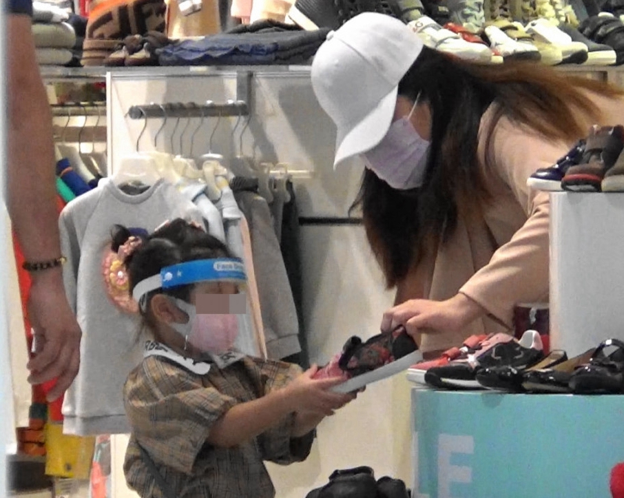 何超盈|何超盈带两岁女儿见富二代好友 ，腹部明显隆起不知是纯胖还是有喜