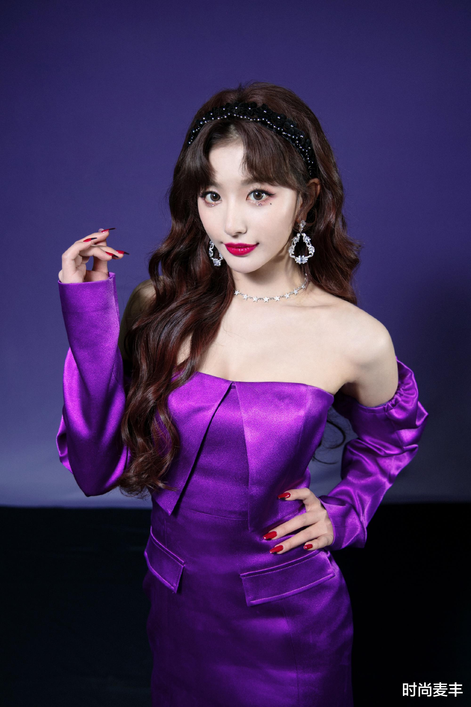 口红|今夏将流行印花风？孔雪儿实力演绎印花抹胸裙，发带编进麻花辫