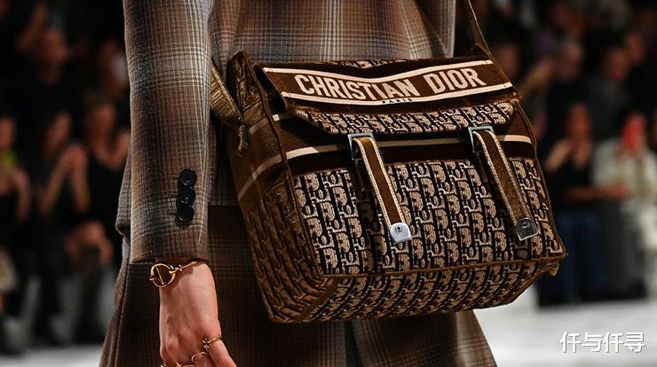 |职场时尚学:先敬手袋后敬人?职场里使用名牌包,是利还是弊?