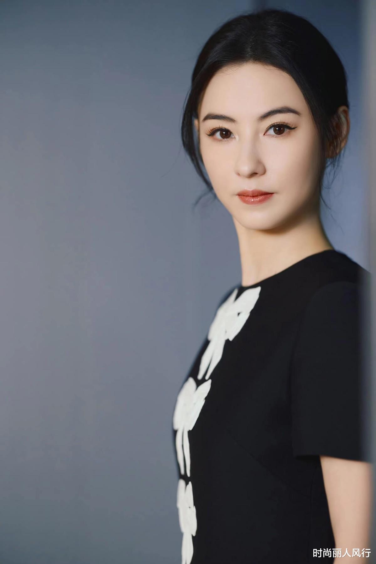 张柏芝|女神胖了后更美了！张柏芝终于变圆润了，41岁穿小黑裙嫩回少女