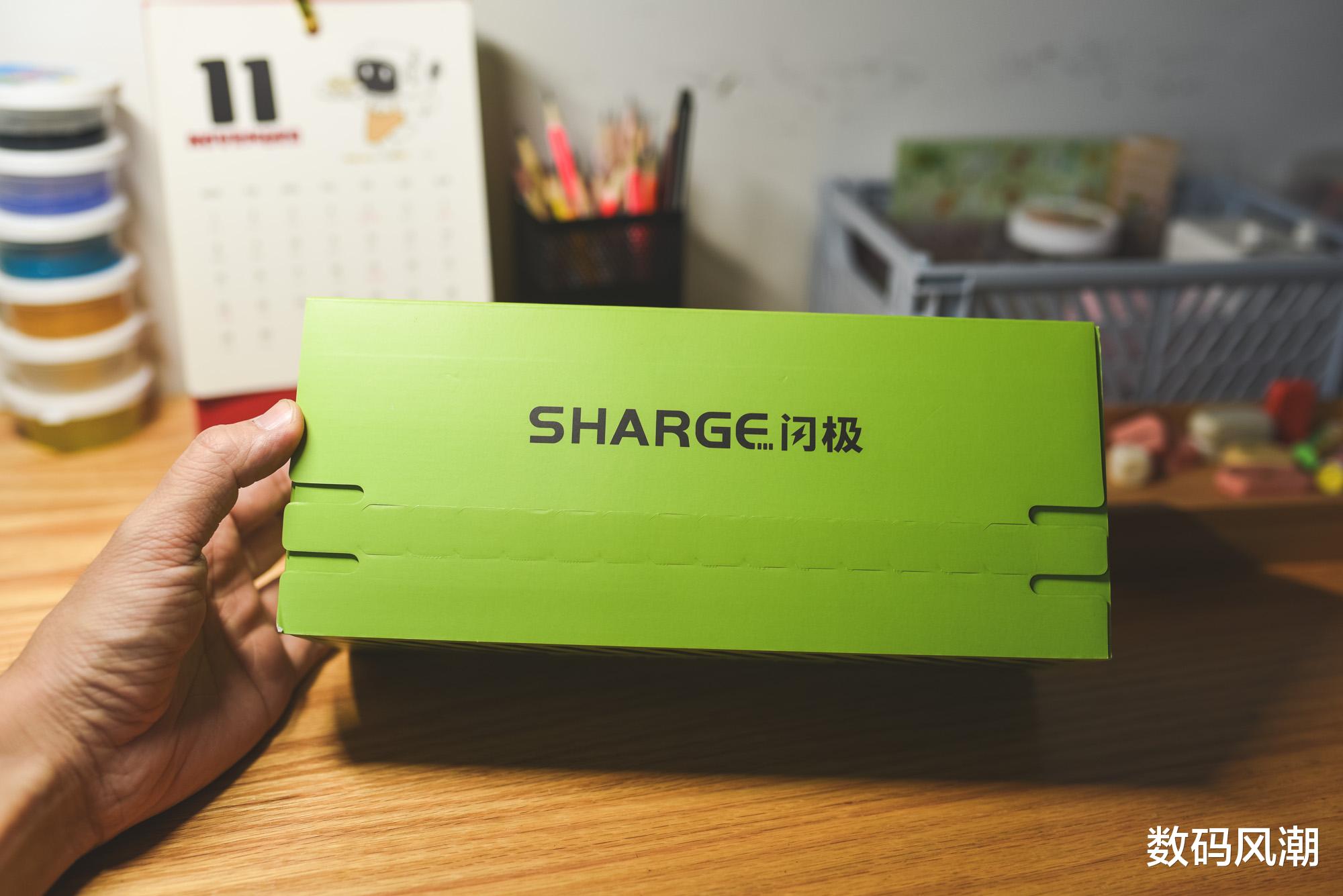 折叠屏|没有数码直男可以拒绝的新玩具，各项拉满的闪极100W超级移动电源