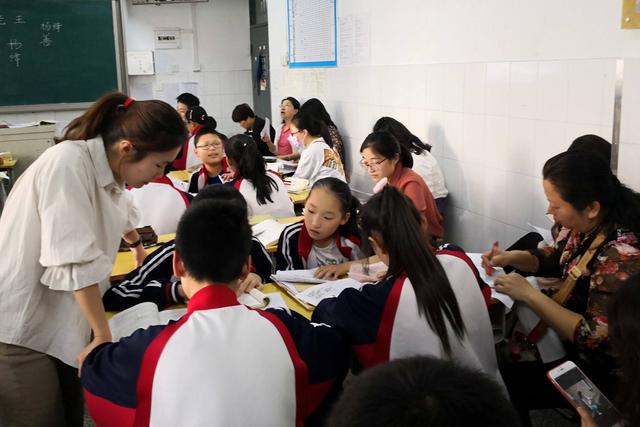 教师|中小学生家长从事这些工作，孩子在学校更受老师欢迎，原因很现实