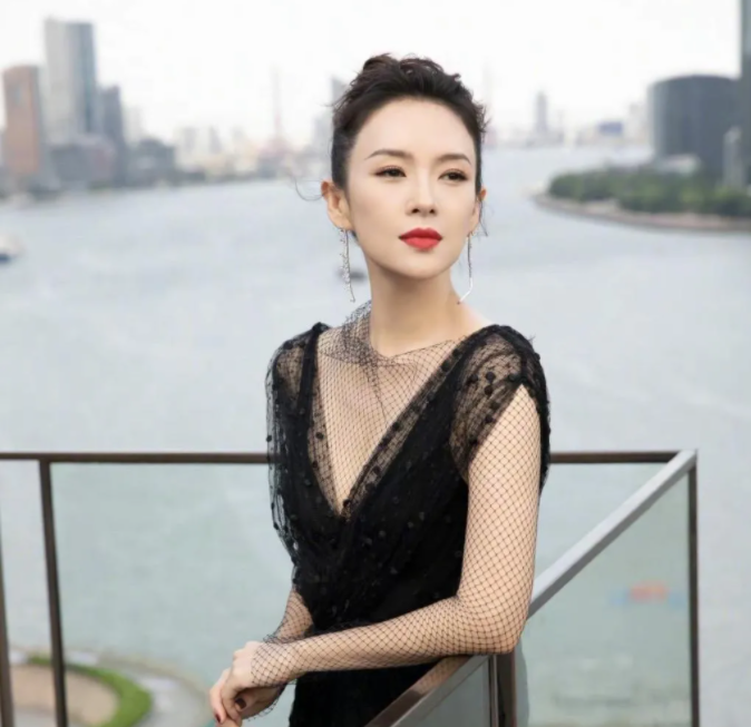 灵熙说珠宝 章子怡被称之她为东方“美人坯子”,10衣服展示她不仅美还会穿