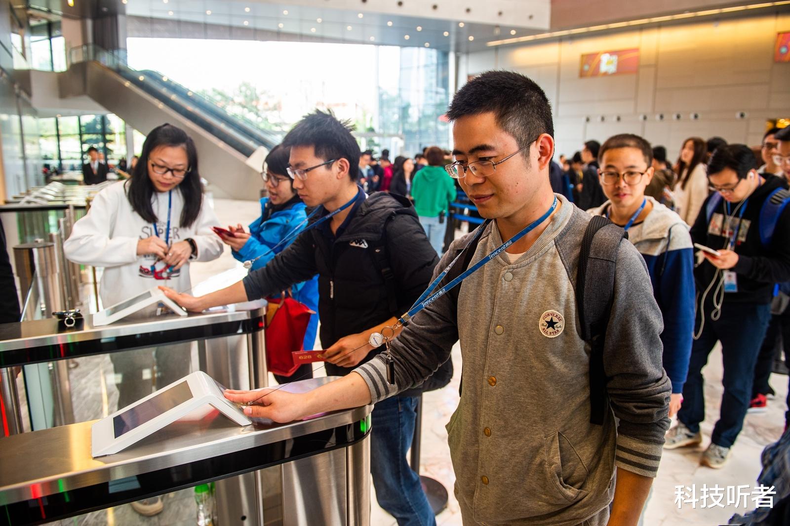 穿衣搭配|读书没用？腾讯招人年薪40万起步，国内企业招聘陷入“内卷”