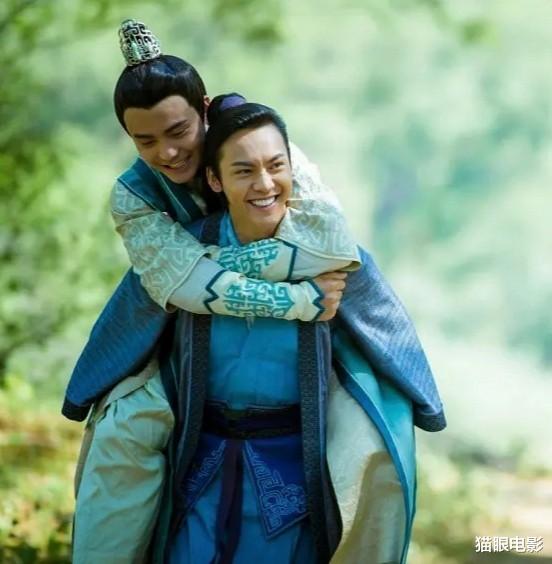 陈伟霆|35岁陈伟霆太会撩了，躺在床上秀8块腹肌，网友：看完精神一整天