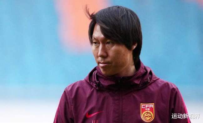 西装 李铁吹头发的习惯终于“破案”了，原来真的是情有可原！